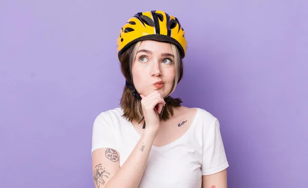 Pretty Caucasian Woman Thinking Feeling Doubtful Confused Bicycle Concept — Stock Photo, Image