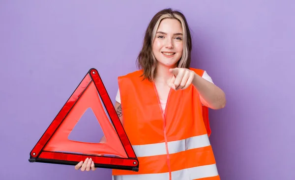 Hübsche Kaukasische Frau Die Auf Die Kamera Zeigt Und Dich — Stockfoto