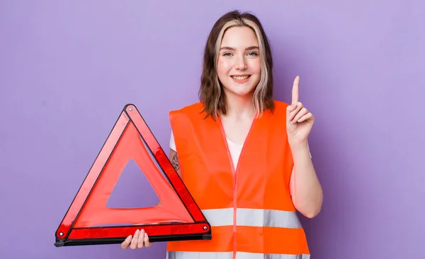 Vrij Blanke Vrouw Glimlachend Vriendelijk Uitziend Nummer Één Tonend Driehoeksconcept — Stockfoto