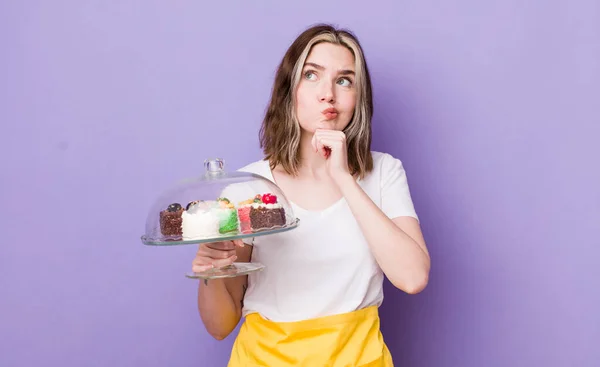 Vrij Blanke Vrouw Denken Gevoel Twijfelachtig Verward Zelfgebakken Taarten Concept — Stockfoto