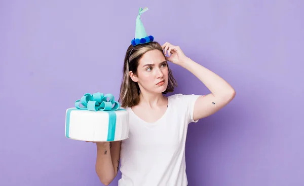 Vrij Blanke Vrouw Glimlachend Gelukkig Dagdromend Twijfelend Verjaardagsconcept — Stockfoto