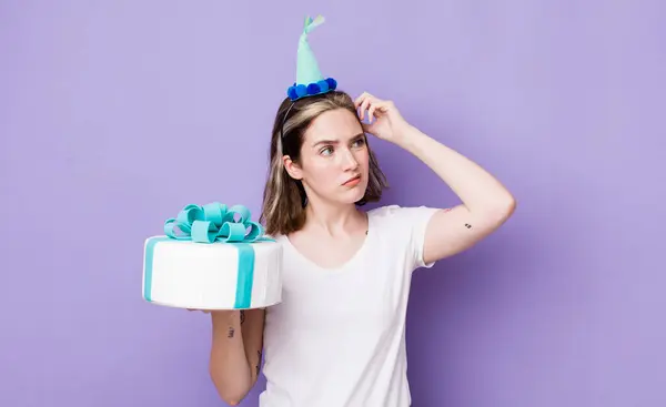 Vrij Blanke Vrouw Die Zich Verward Verward Voelt Krassend Hoofd — Stockfoto