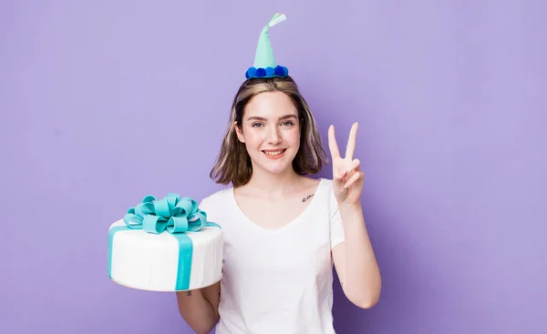 Csinos Kaukázusi Mosolyog Boldognak Tűnik Gesztikulál Győzelem Vagy Béke Születésnapi — Stock Fotó