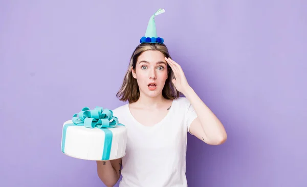 Mulher Muito Caucasiana Olhar Feliz Surpreso Surpreso Conceito Aniversário — Fotografia de Stock