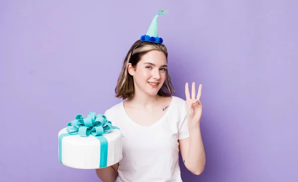 Bella Donna Caucasica Sorridente Dall Aspetto Amichevole Mostrando Numero Tre — Foto Stock