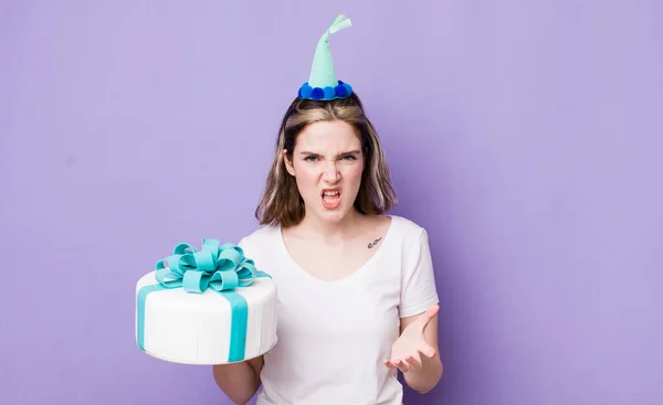 Mujer Bastante Caucásica Mirando Enojado Molesto Frustrado Concepto Cumpleaños —  Fotos de Stock