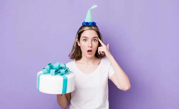 Mujer Bastante Caucásica Mirando Sorprendida Realizando Nuevo Pensamiento Idea Concepto — Foto de Stock