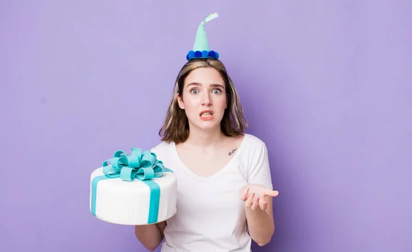 Hübsche Kaukasische Frau Die Verzweifelt Frustriert Und Gestresst Wirkt Geburtstagskonzept — Stockfoto
