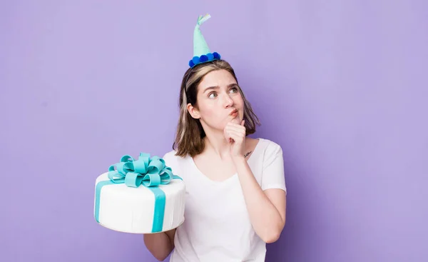 Mulher Muito Caucasiana Pensar Sentir Duvidosa Confusa Conceito Aniversário — Fotografia de Stock