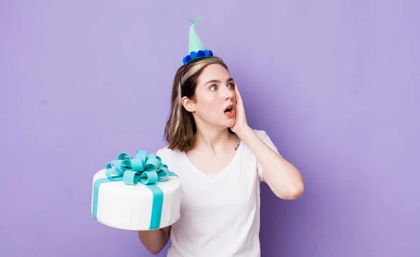 Vrij Blanke Vrouw Die Zich Gelukkig Opgewonden Verrast Voelt Verjaardagsconcept — Stockfoto