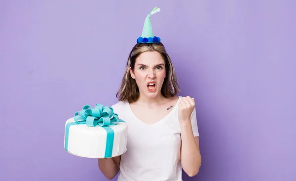 Bella Donna Caucasica Gridando Aggressivamente Con Espressione Arrabbiata Concetto Compleanno — Foto Stock