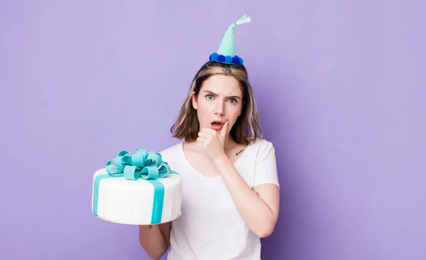 Bella Donna Caucasica Con Bocca Gli Occhi Spalancati Mano Sul — Foto Stock