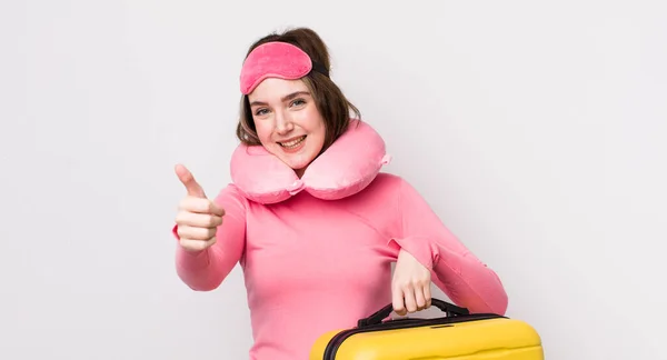 かなり白人女性は誇りを感じ 親指を上げて積極的に笑顔 旅客便のコンセプト — ストック写真