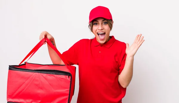 Bella Donna Ispanica Sentirsi Felice Stupito Qualcosa Incredibile Consegna Pizza — Foto Stock