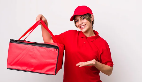 Bella Donna Ispanica Sorridendo Allegramente Sentendosi Felice Mostrando Concetto Consegna — Foto Stock