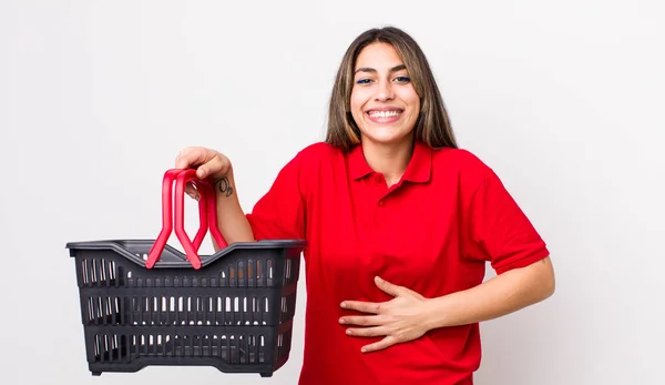 Een Nogal Spaanse Vrouw Die Hardop Lacht Een Hilarische Grap — Stockfoto