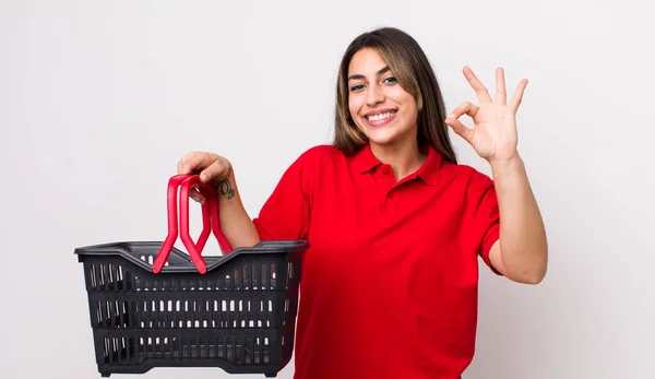 Bella Donna Ispanica Sensazione Felice Mostrando Approvazione Con Gesto Giusto — Foto Stock