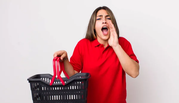 Mujer Hispana Bonita Sintiéndose Feliz Dando Gran Grito Con Las — Foto de Stock