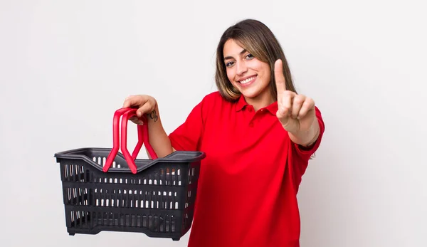 Mooie Latijns Amerikaanse Vrouw Die Trots Lacht Vol Vertrouwen Nummer — Stockfoto