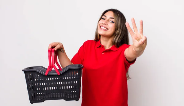 Bella Donna Ispanica Sorridente Dall Aspetto Amichevole Mostrando Numero Tre — Foto Stock