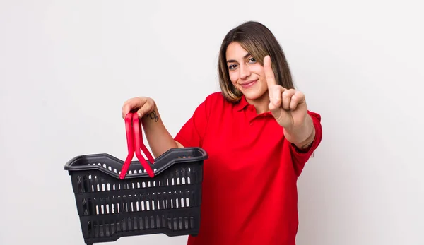 Bella Donna Ispanica Sorridente Dall Aspetto Amichevole Mostrando Numero Uno — Foto Stock