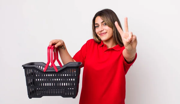 Mooie Spaanse Vrouw Glimlachend Vriendelijk Uitziend Nummer Twee Tonend Lege — Stockfoto