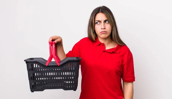 Hübsche Hispanische Frau Die Traurig Verärgert Oder Wütend Ist Und — Stockfoto