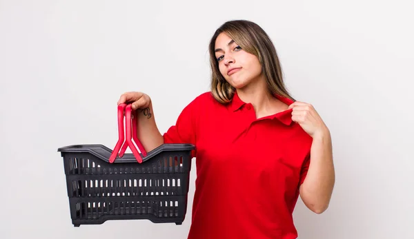 Bella Donna Ispanica Cercando Arrogante Successo Positivo Orgoglioso Concetto Carrello — Foto Stock