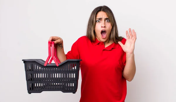Mujer Hispana Gritando Con Las Manos Alto Concepto Cesta Compra — Foto de Stock