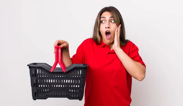 Mujer Bastante Hispana Sintiéndose Feliz Emocionada Sorprendida Concepto Cesta Compra —  Fotos de Stock