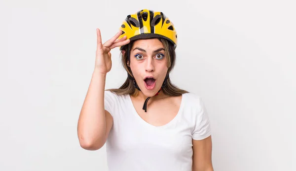 Mujer Hispana Bonita Mirando Feliz Asombrado Sorprendido Concepto Bicicleta —  Fotos de Stock