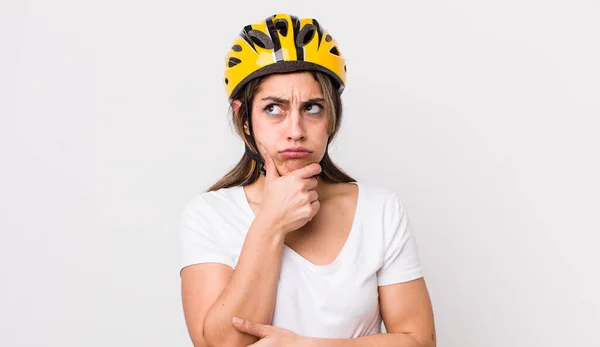 Красива Іспаномовна Жінка Думає Відчуває Сумніви Плутає Концепція Велосипеда — стокове фото