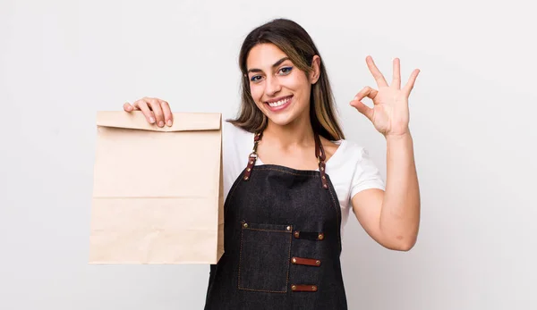 Ganske Hispanic Kvinne Føler Seg Glad Viser Anerkjennelse Med Gest – stockfoto