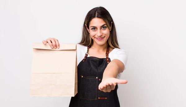 Pretty Hispanic Woman Smiling Happily Friendly Offering Showing Concept Delivery — Stock Photo, Image