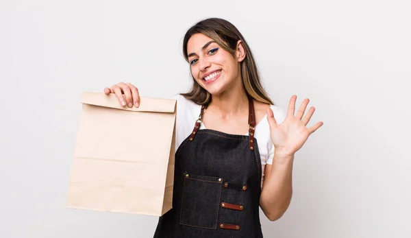 Bonita Mujer Hispana Sonriendo Felizmente Saludándote Con Mano Dándote Bienvenida —  Fotos de Stock