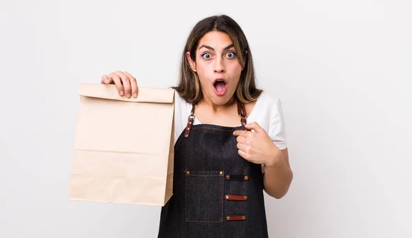 Mujer Hispana Bonita Mirando Sorprendido Sorprendido Con Boca Abierta Apuntando —  Fotos de Stock