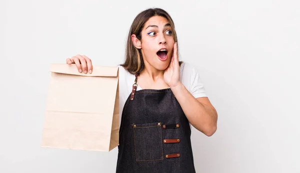 Oldukça Spanyol Bir Kadın Mutlu Heyecanlı Şaşırmış Hissediyor Teslimat Paket — Stok fotoğraf