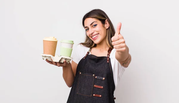 Hübsche Hispanische Frau Die Stolz Ist Und Mit Erhobenem Daumen — Stockfoto