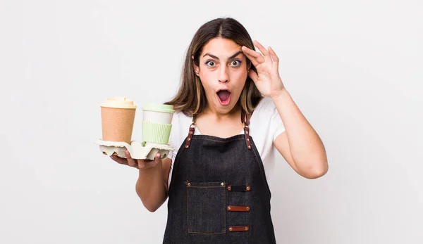 Mulher Hispânica Bonita Que Parece Feliz Surpreso Surpreso Tirar Conceito — Fotografia de Stock