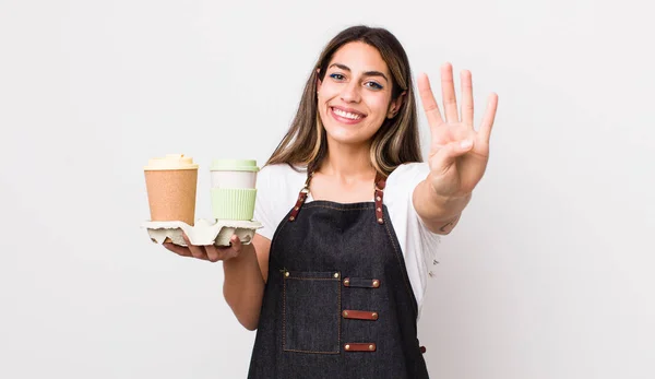 Pěkná Hispánka Usmívá Vypadá Přátelsky Ukazuje Číslo Čtyři Odnést Kávu — Stock fotografie