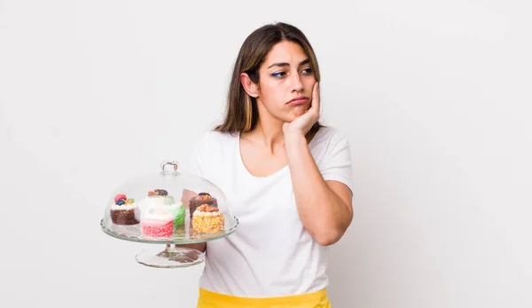 Vacker Latinamerikansk Kvinna Känner Uttråkad Frustrerad Och Sömnig Efter Tröttsam — Stockfoto