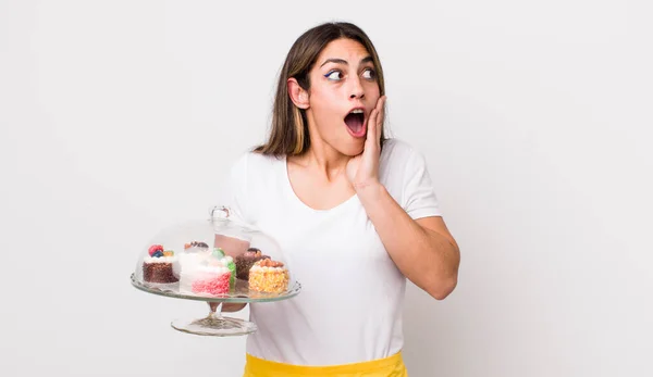 Csinos Spanyol Boldog Izgatott Meglepett Házi Sütemény Koncepció — Stock Fotó
