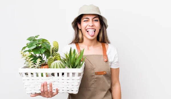 Vacker Latinamerikansk Kvinna Med Glad Och Upprorisk Attityd Skämtar Och — Stockfoto