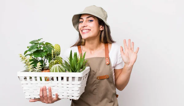 Bonita Mujer Hispana Sonriendo Felizmente Saludándote Con Mano Dándote Bienvenida — Foto de Stock