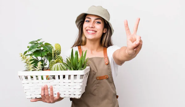 Mulher Bastante Hispânica Sorrindo Parecendo Amigável Mostrando Número Dois Plantas — Fotografia de Stock