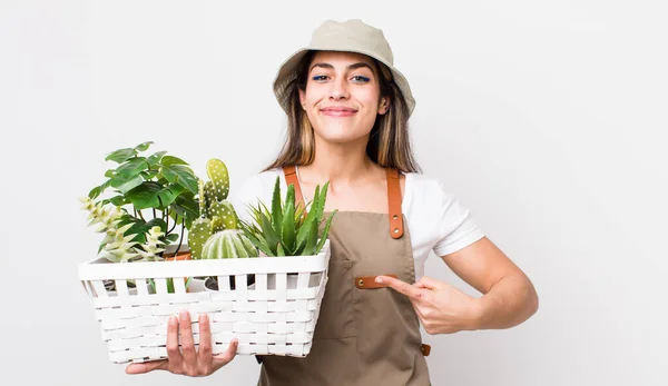 Mujer Hispana Bonita Sonriendo Alegremente Sintiéndose Feliz Señalando Hacia Lado — Foto de Stock