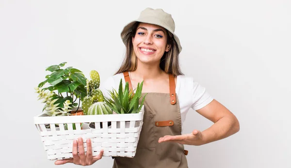 Mulher Bastante Hispânica Sorrindo Alegremente Sentindo Feliz Mostrando Conceito Plantas — Fotografia de Stock