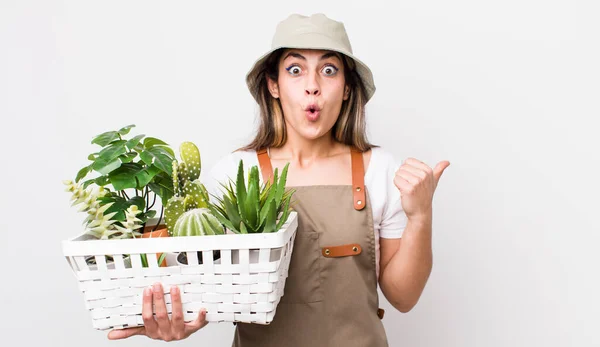 Pretty Hispanic Woman Looking Astonished Disbelief Plants Gardering Concept — Stock Photo, Image