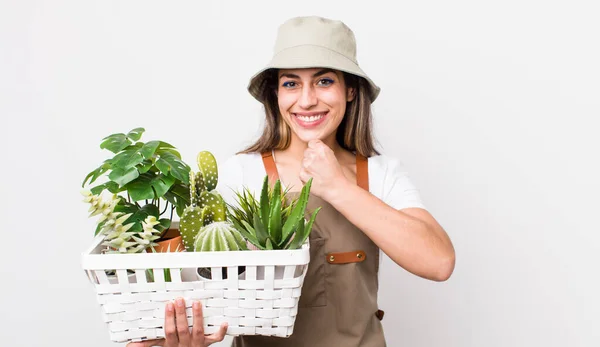 Mulher Hispânica Bonita Sentindo Feliz Enfrentando Desafio Celebrando Plantas Conceito — Fotografia de Stock