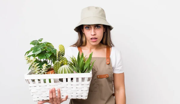 Mulher Bastante Hispânica Sentindo Intrigada Confusa Plantas Conceito Jardinagem — Fotografia de Stock